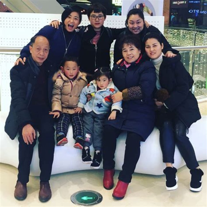Xia Li Husband: Who Is She Married To? Is She Dating? Family &amp; Relationship